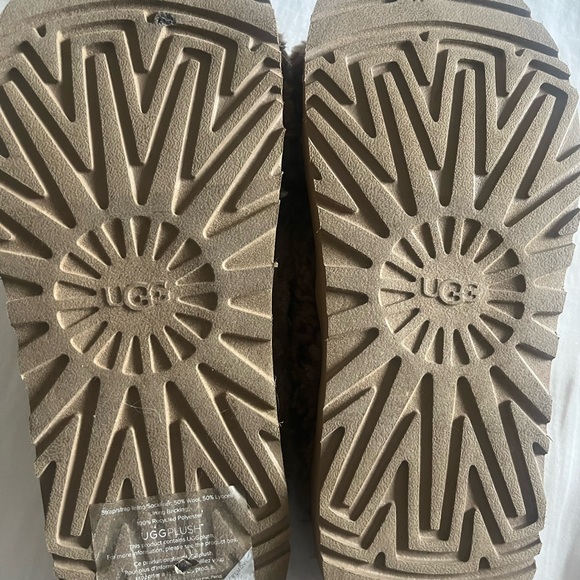 UGG Fuzz Sugar Cross Slide - Picture 8 of 11